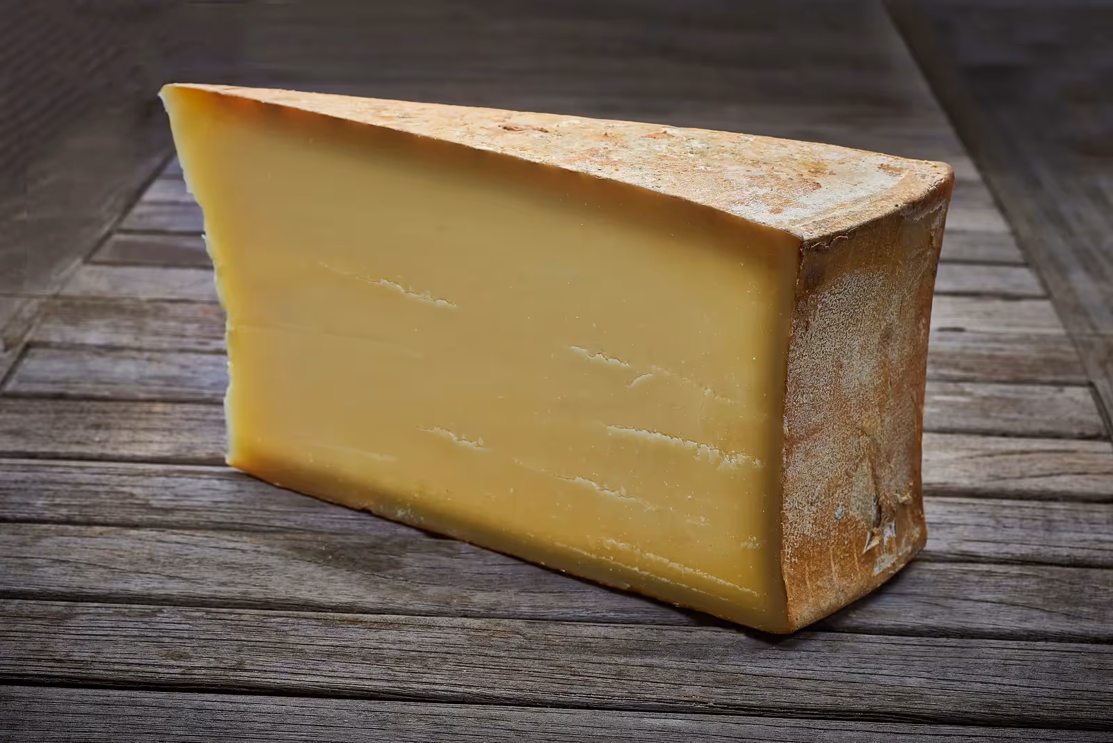 Packshot culinaire d'un quartier de fromage Beaufort affinage 30 mois de la marque Entremont