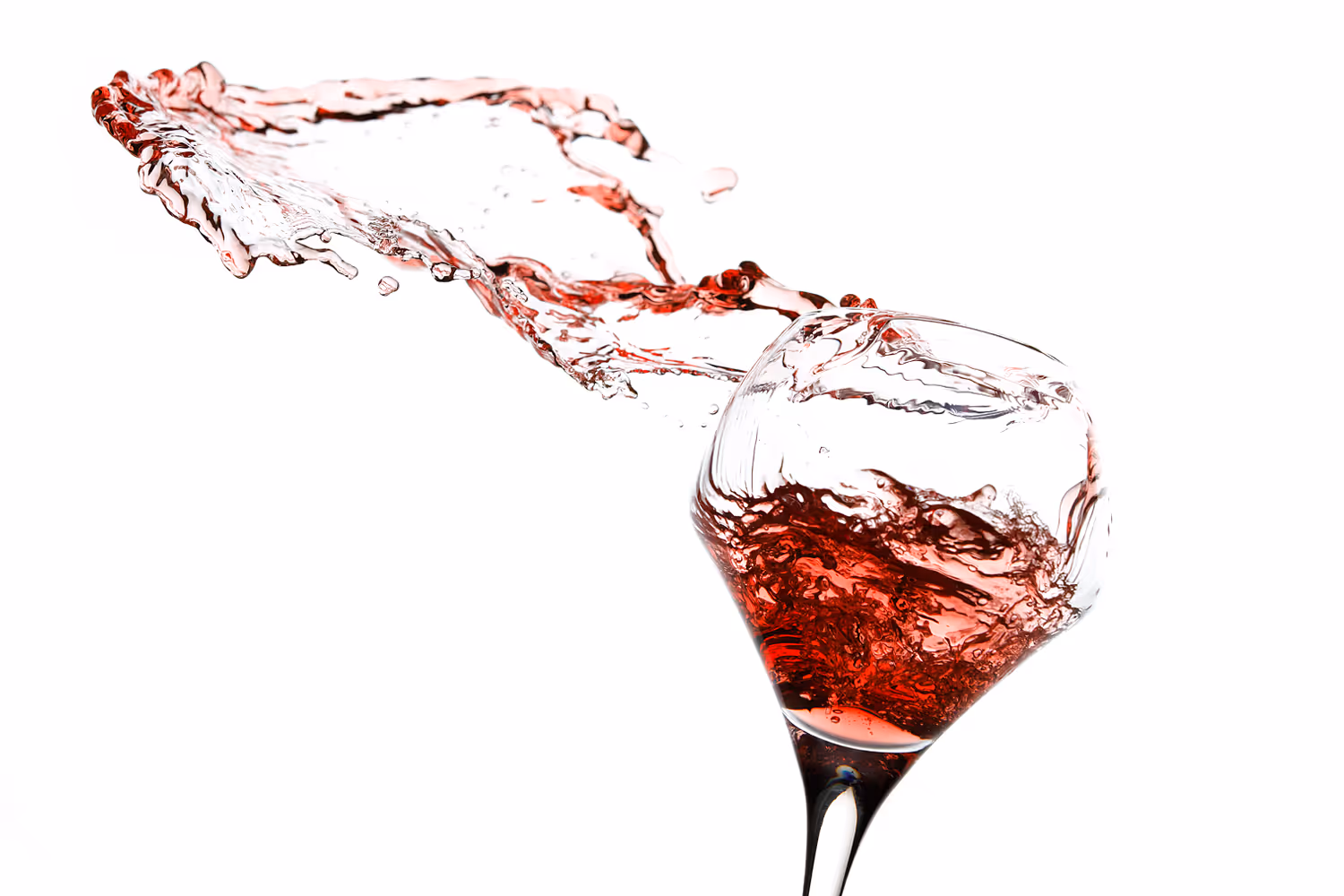 Image d'un verre de vin photographié à haute vitesse pour figer le mouvement