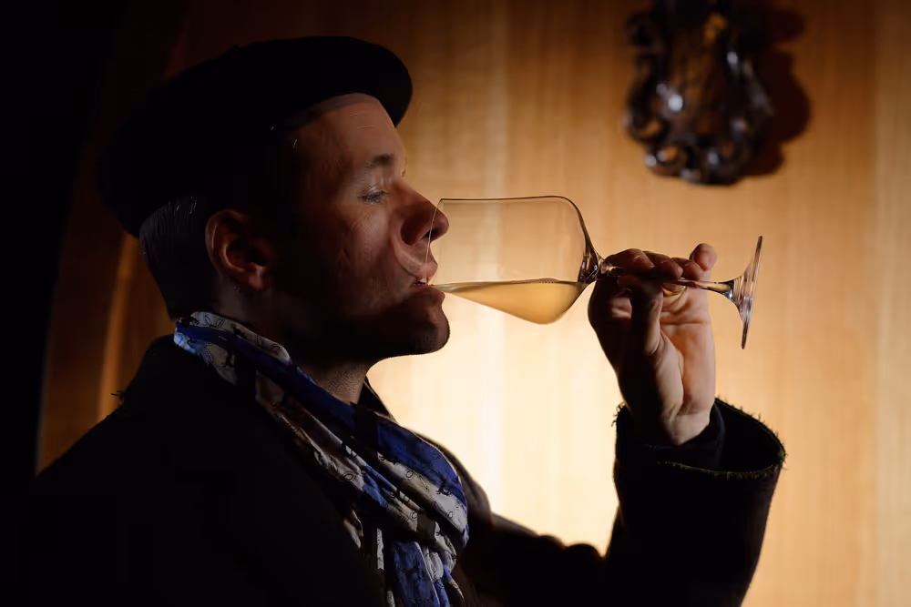 Dégustation du Sauvignon Blanc de la cave de Fabian Teutsch, vigneron et propriétaire du Weingutschlössli à Bienne en Suisse