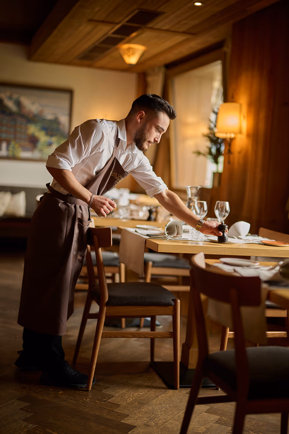 Serveur au restaurant de l'hôtel alpenrose wengen en suisse photographié par philippe hahn
