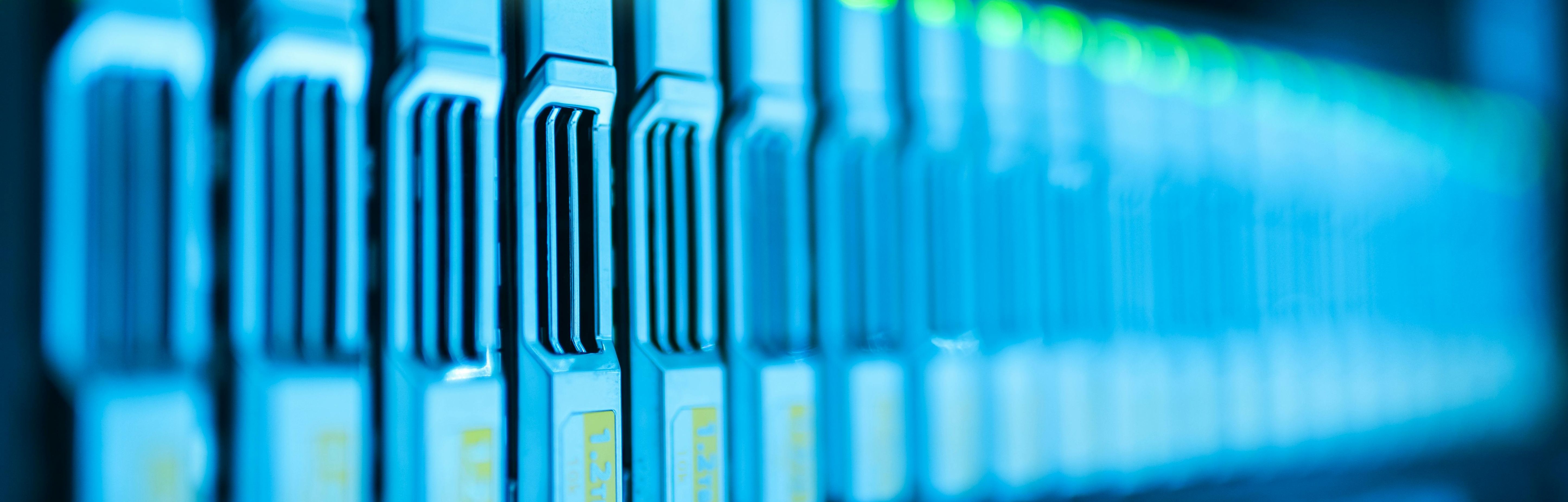 Cloud architect che progetta un'infrastruttura cloud scalabile e resiliente.