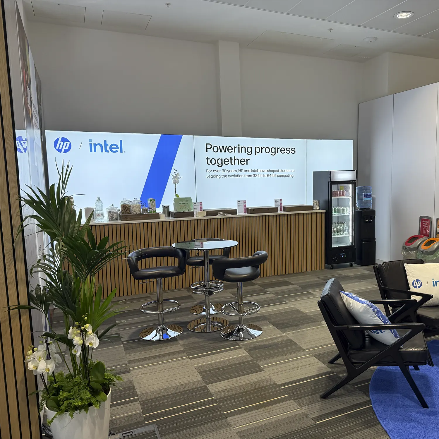 Custom HP exhibition stand designed using beMatrix framing system and seamless large format graphics