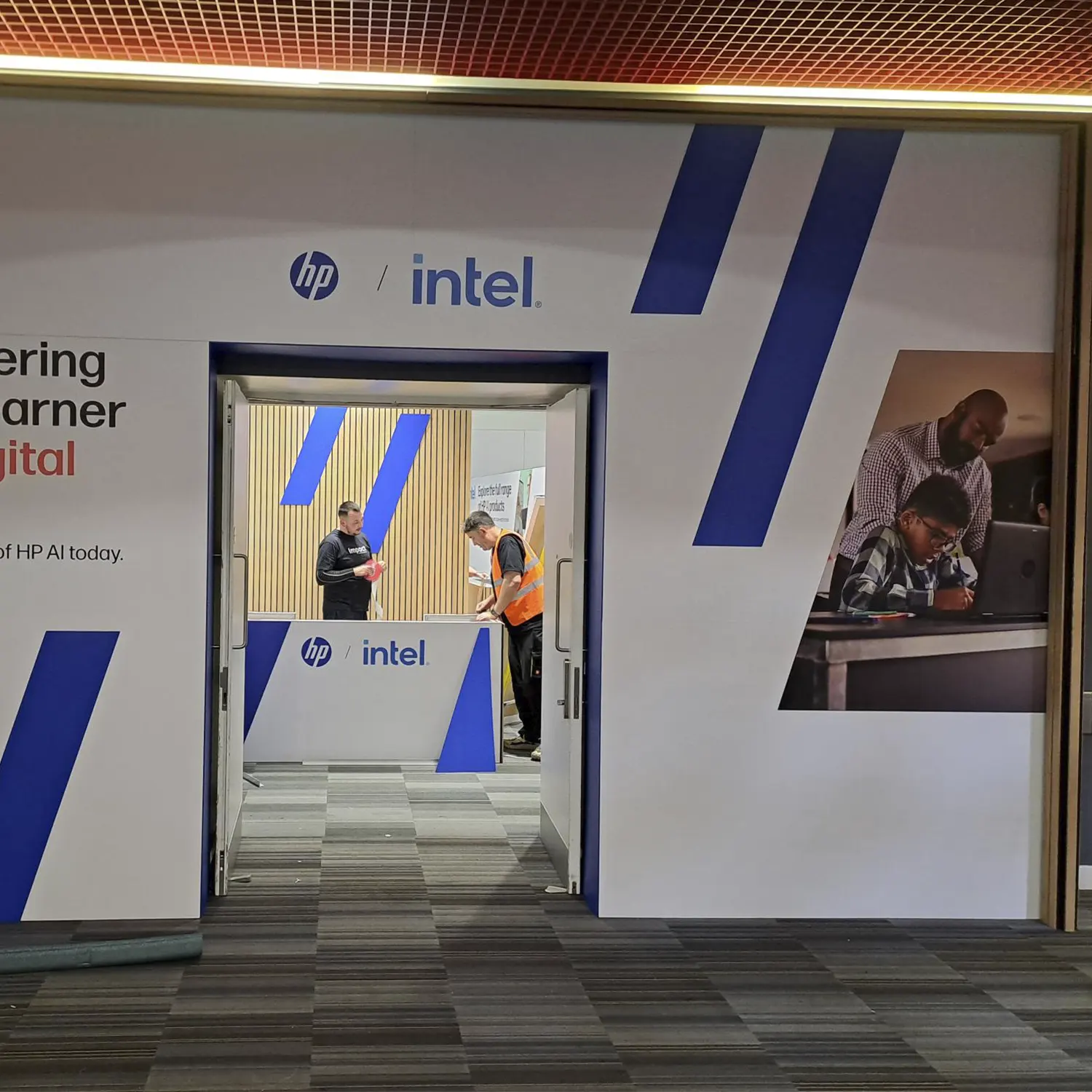 Completed HP exhibition stand featuring hanging lightbox, branded graphics and modular construction