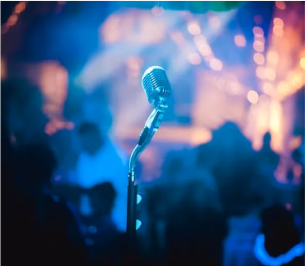 Primo piano di un microfono sul palco ad un evneto