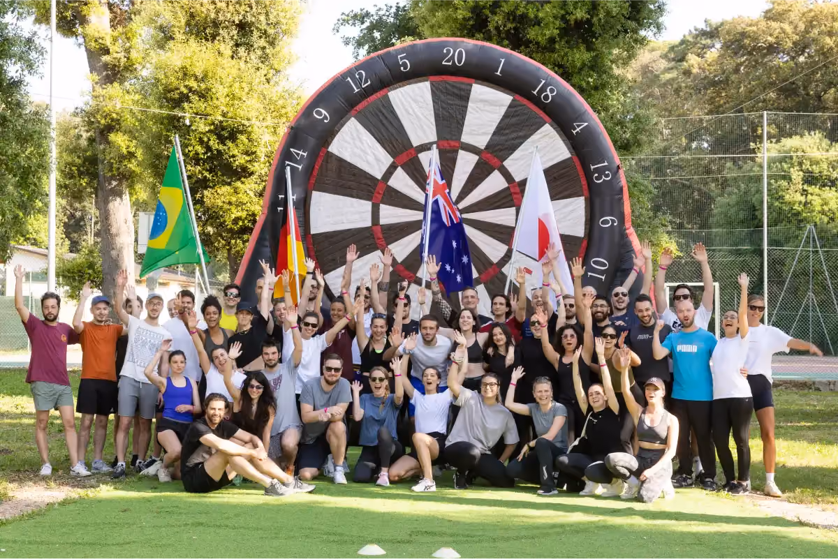 Foto di un gruppo di persone di un team durante un evento sportivo aziendale