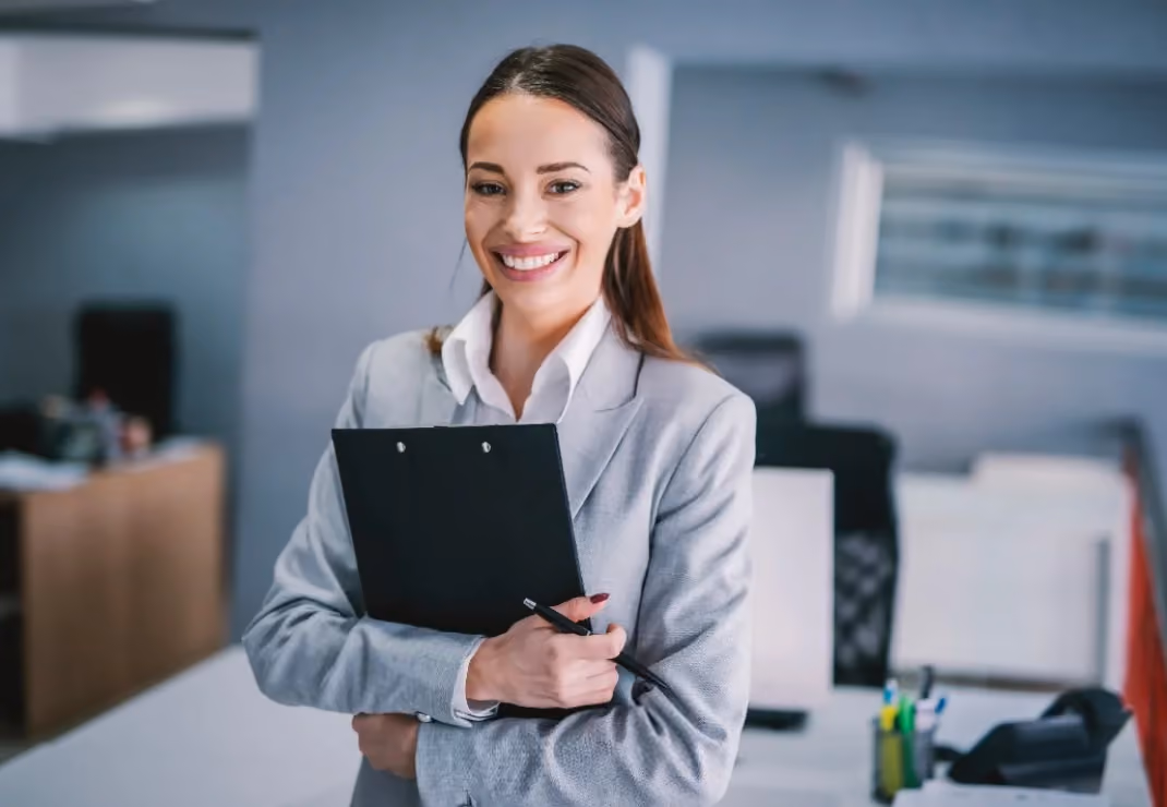 Donna che sorride in un ufficio