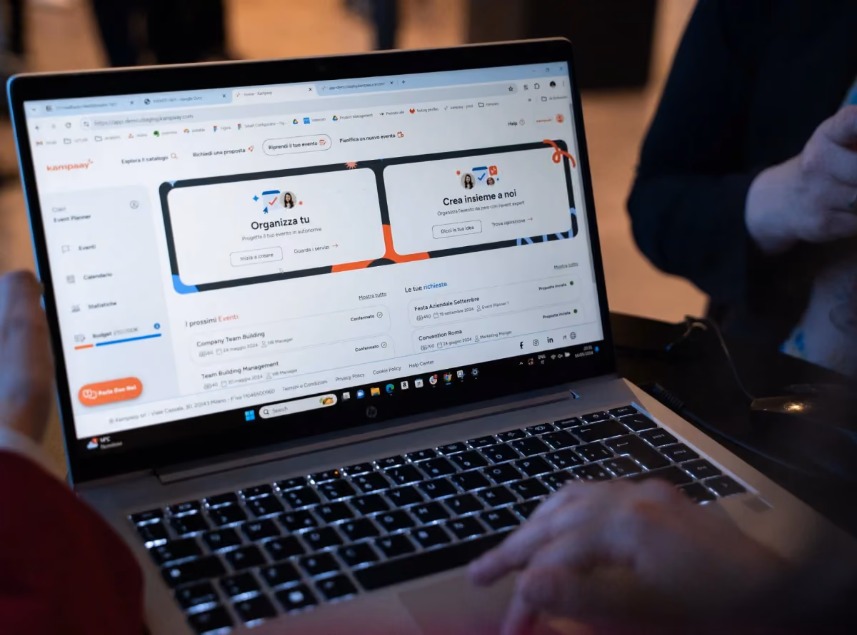 Laptop con aperto un applicativo web per eventi aziendali