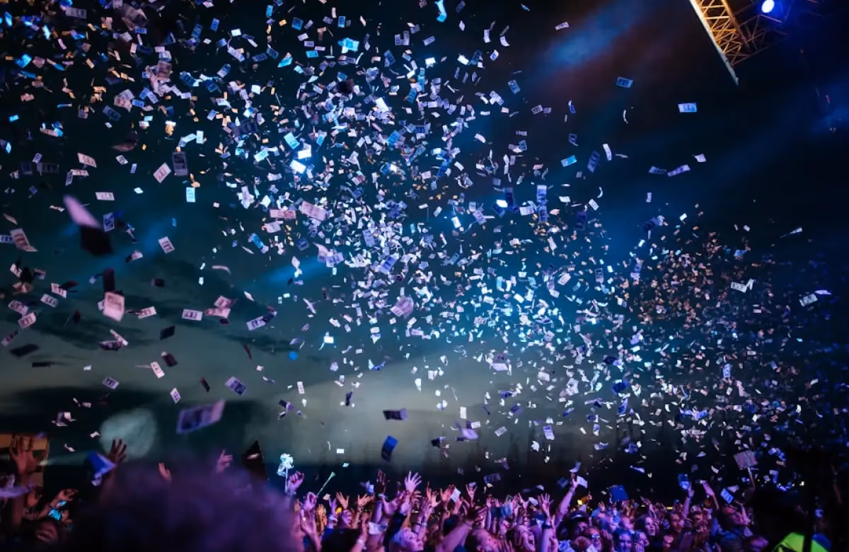 Pioggia di ticket su una folla di spettatori ad uno spettacolo live