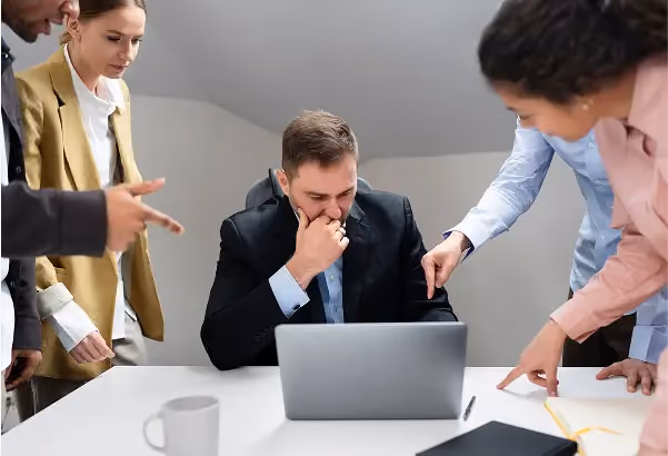 Decision maker durante una sessione di confronto con altri colleghi