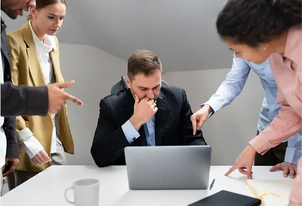 Decision maker durante una sessione di confronto con altri colleghi