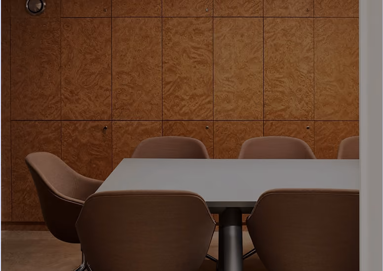 Sala riunioni con tavolo e sedute