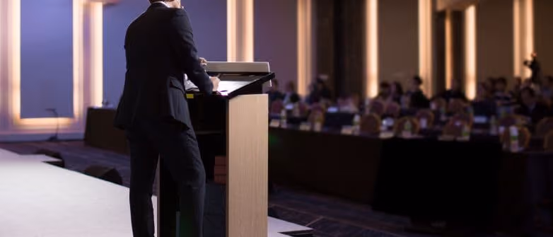 Un buon oratore sa creare un efficace event storytelling
