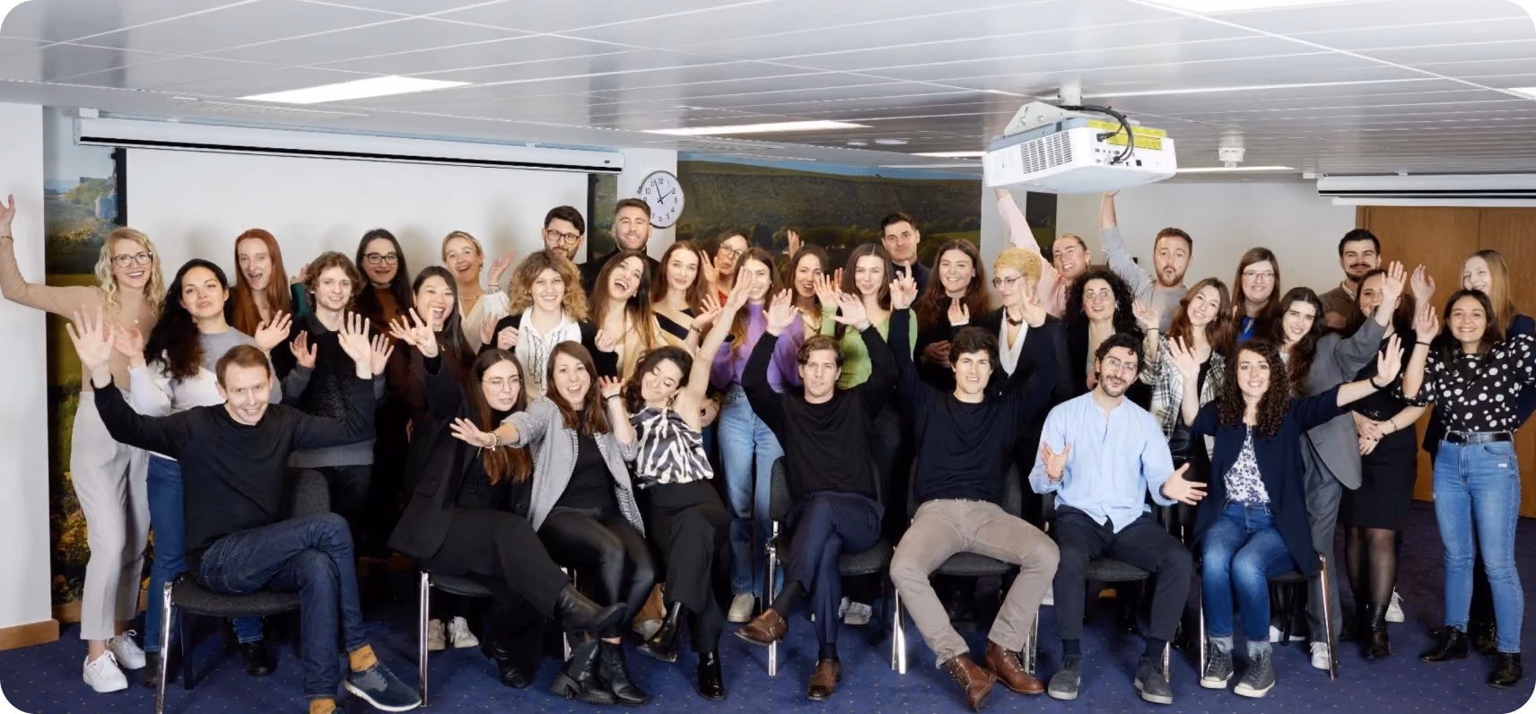 Foto di gruppo aziendale di persone felici con le mani in alto