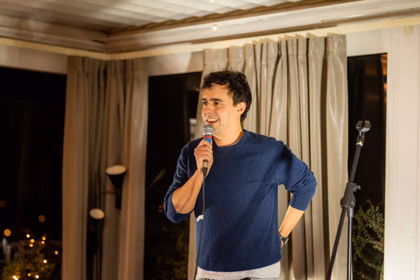 Stand up comico di Luca Ravenna ad un evento aziendalealel