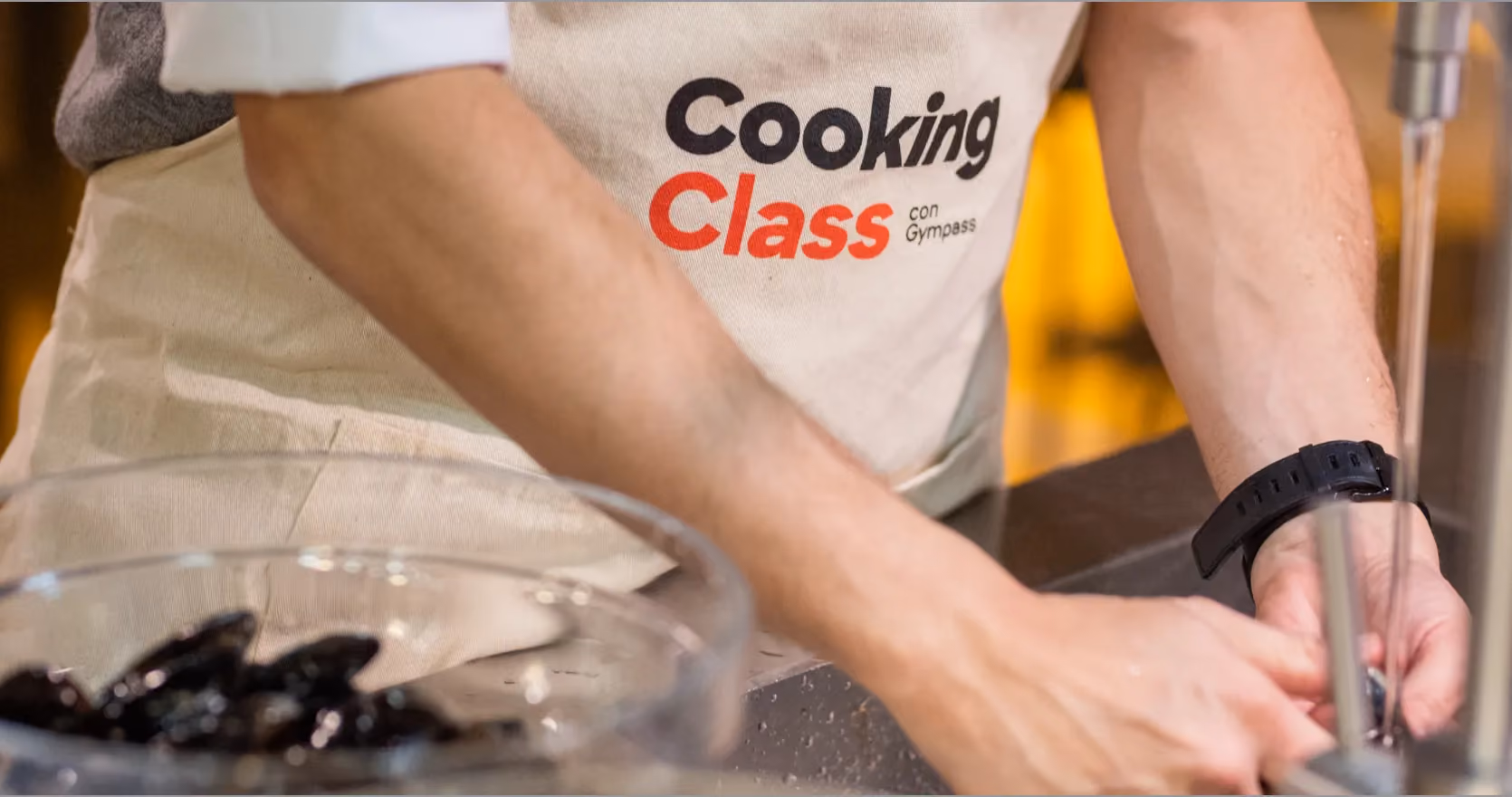 Uomo con grembiule durante una cooking class