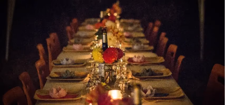 Tavola pronta per una cena con delitto team building