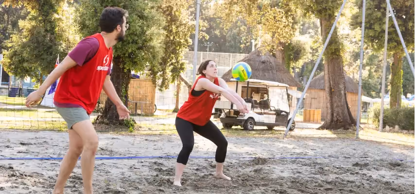 Donna e uomo durante una partita di beach volley