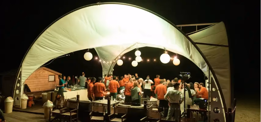 Festa notturna in riva la mare