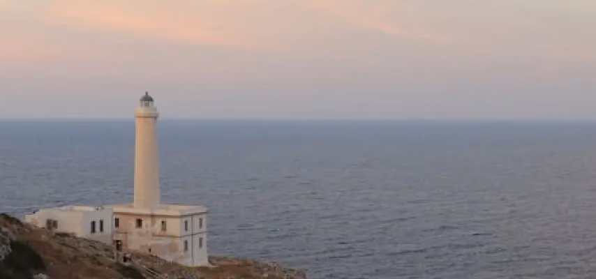 Vista di un faro sulla costa salentina