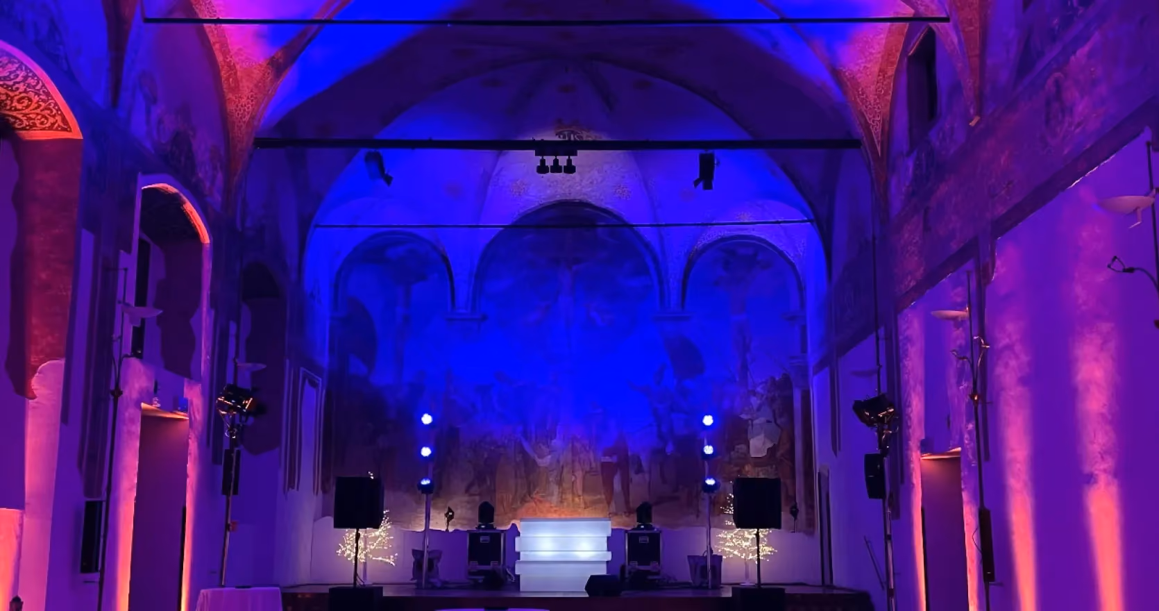 Interno di una vecchia chiesa durante un party