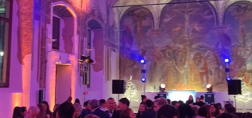 Persone durante una festa all'Interno di una location storica