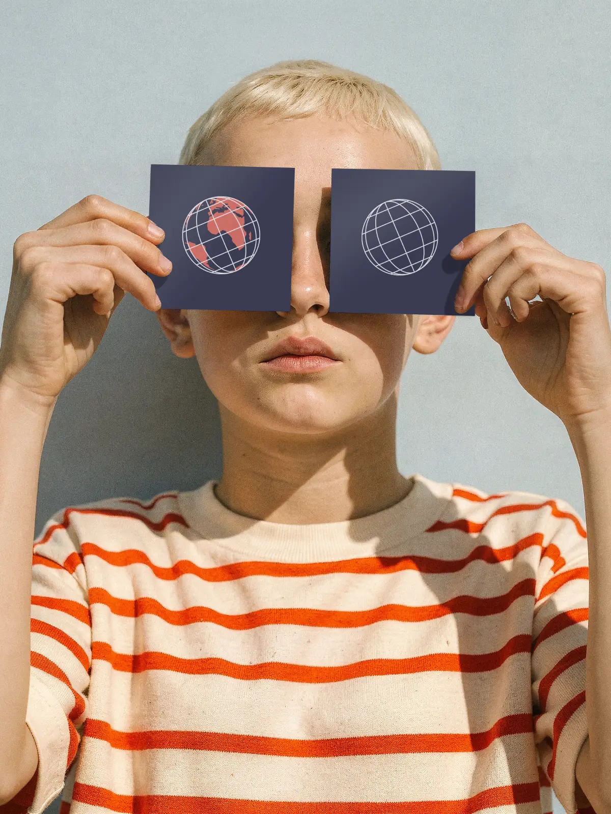 Person mit zwei quadratischen Globus-Karten vor den Augen
