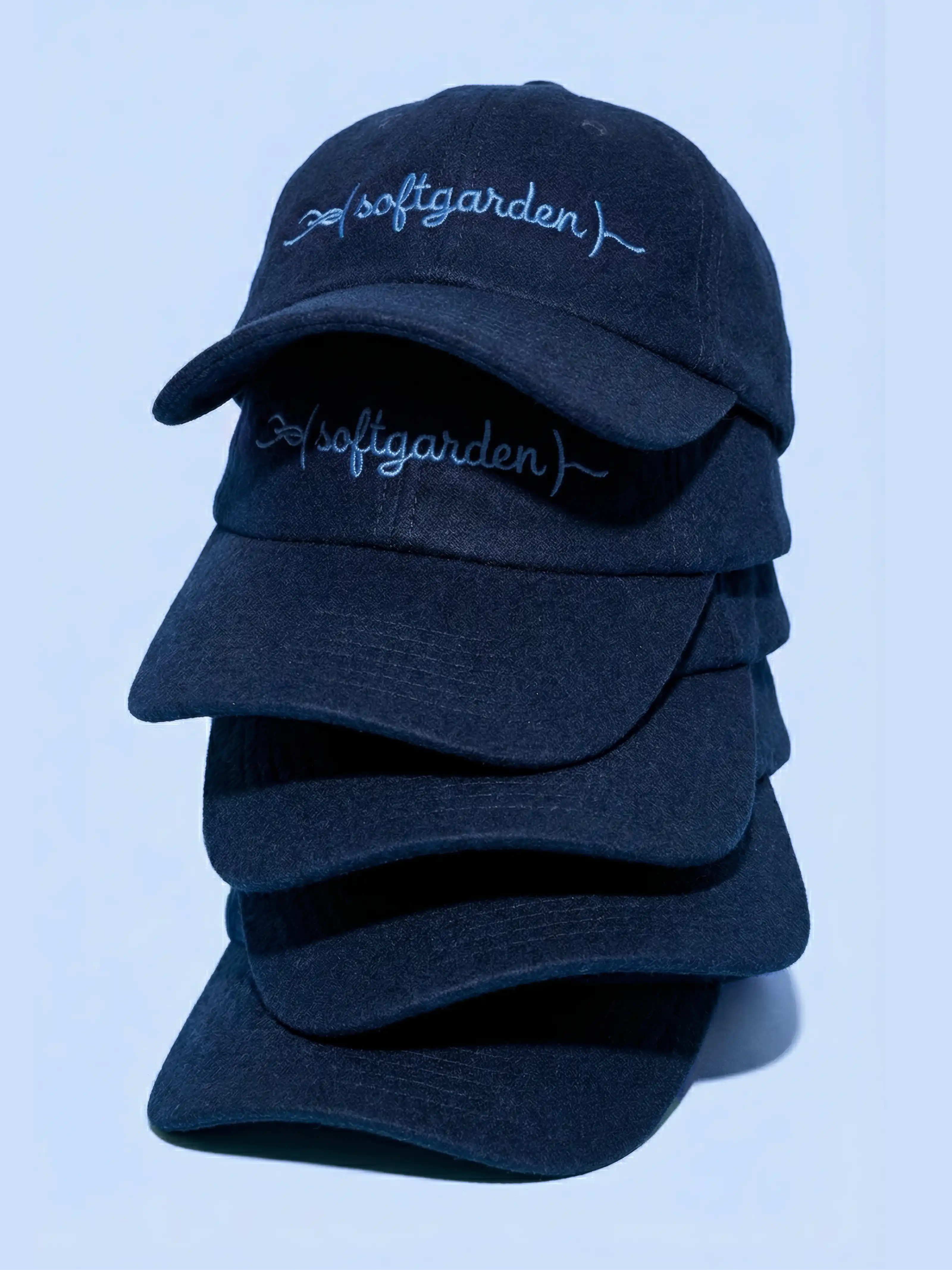 Gestapelte Corporate Caps mit hochwertigem softgarden Logo-Stick als Merchandising-Asset.