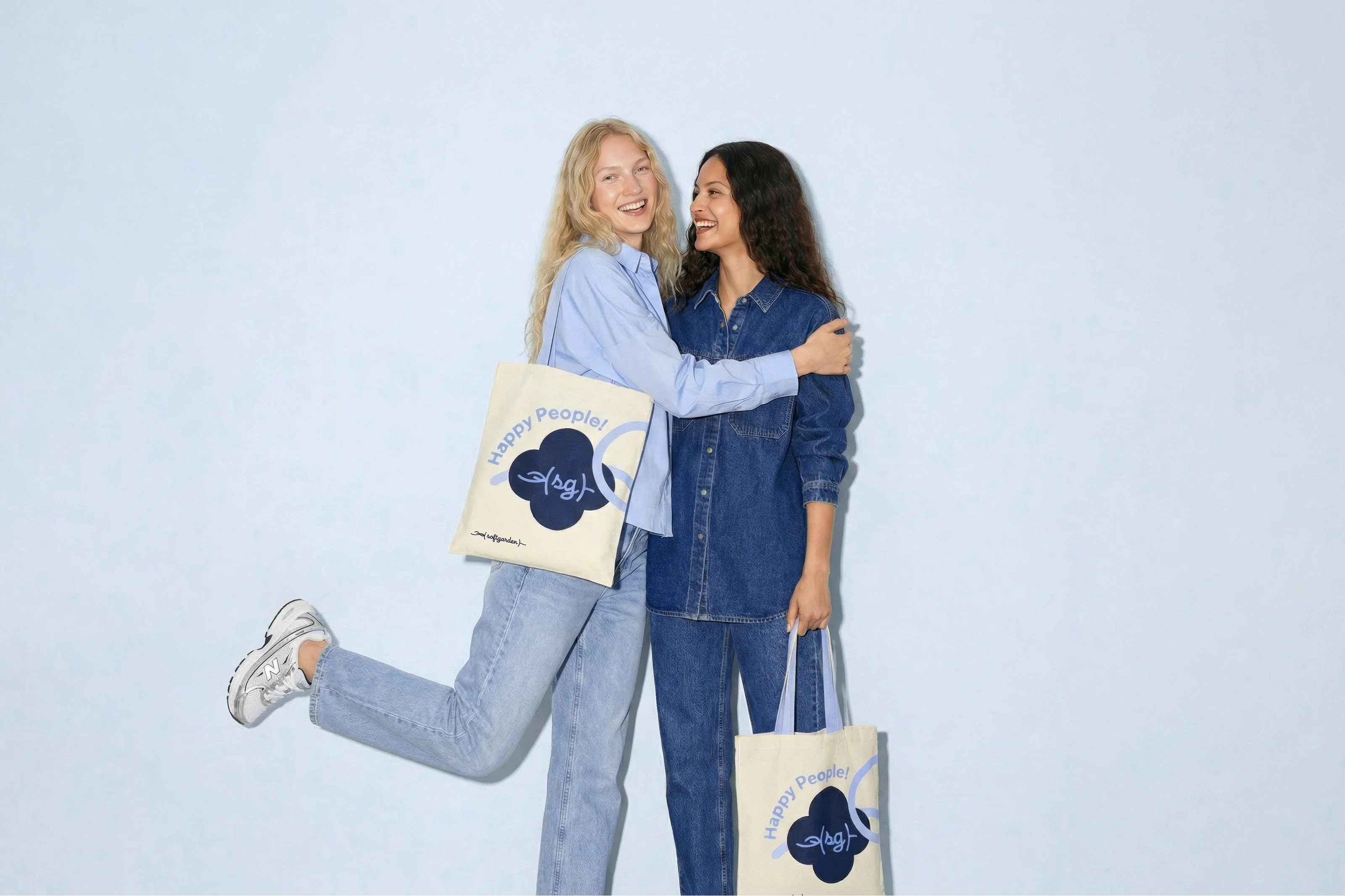 Lifestyle-Fotografie zeigt Merchandising-Produkte wie Baumwolltaschen im Rahmen des Employer Brandings.