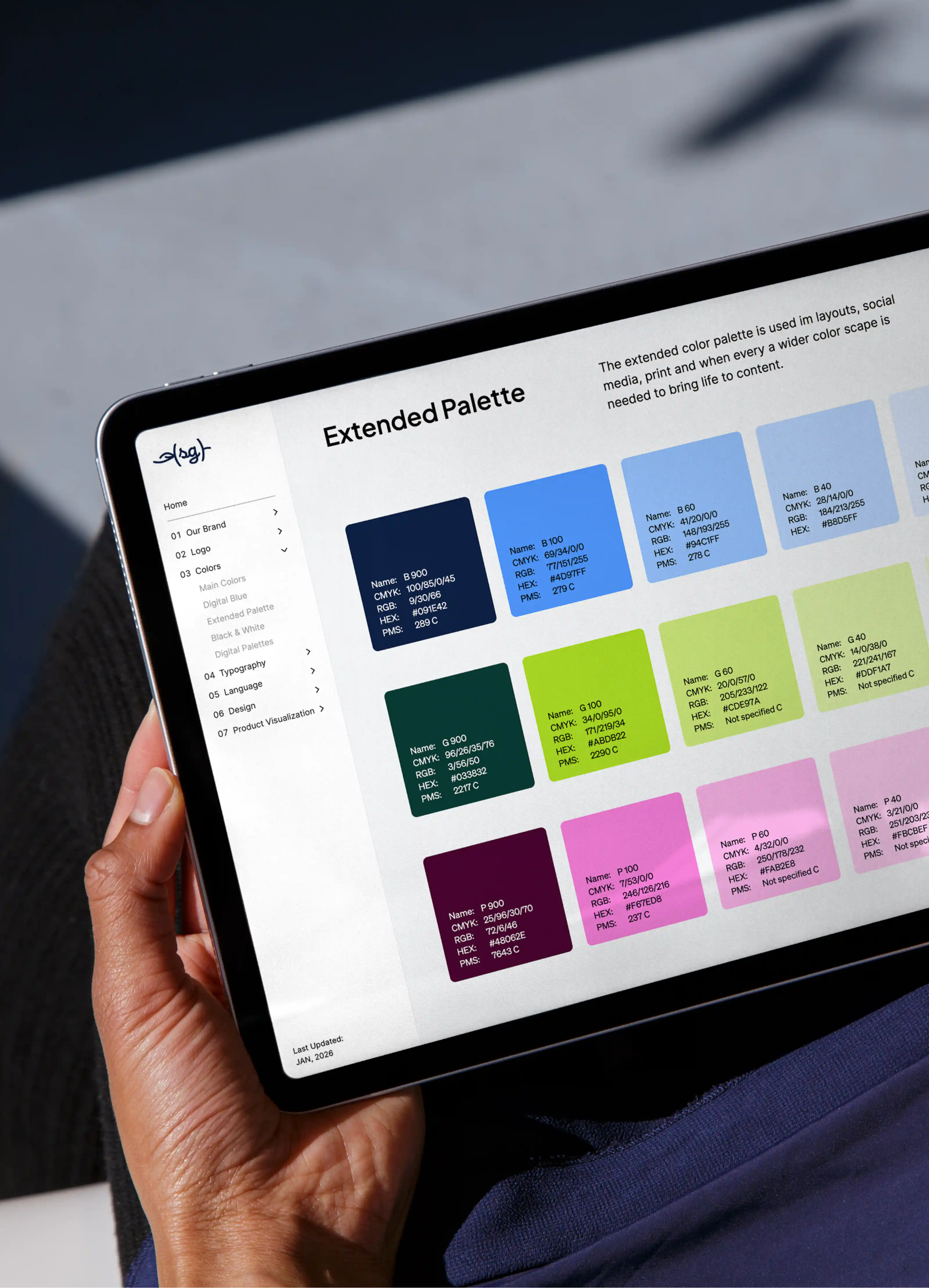 Digitaler Brand Guide auf einem Tablet zeigt die Farbpalette und Marken-Richtlinien von softgarden.