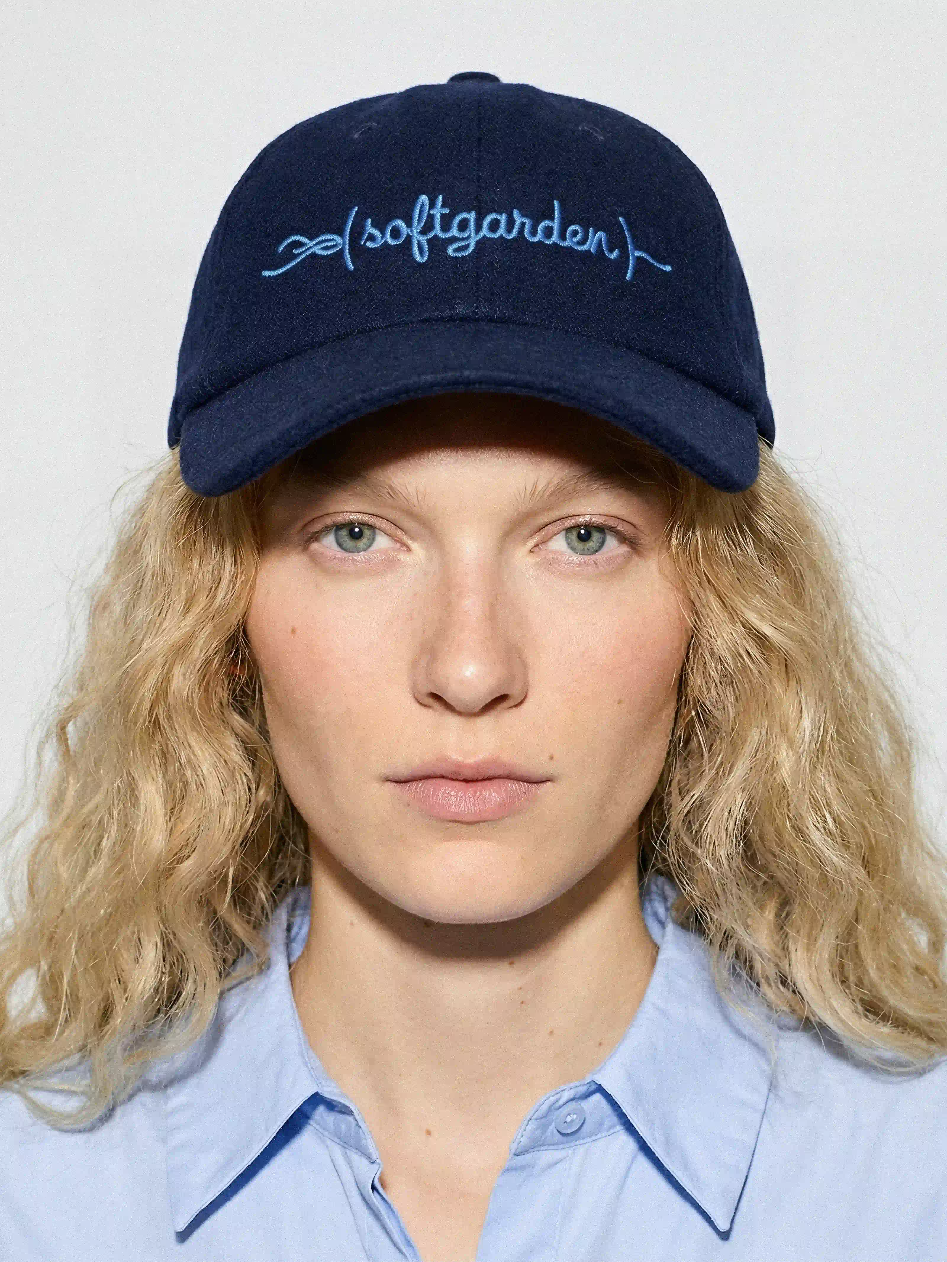 Markenpräsenz im Alltag: Porträt einer Frau mit bestickter softgarden Basecap als Teil der Identitätskommunikation.