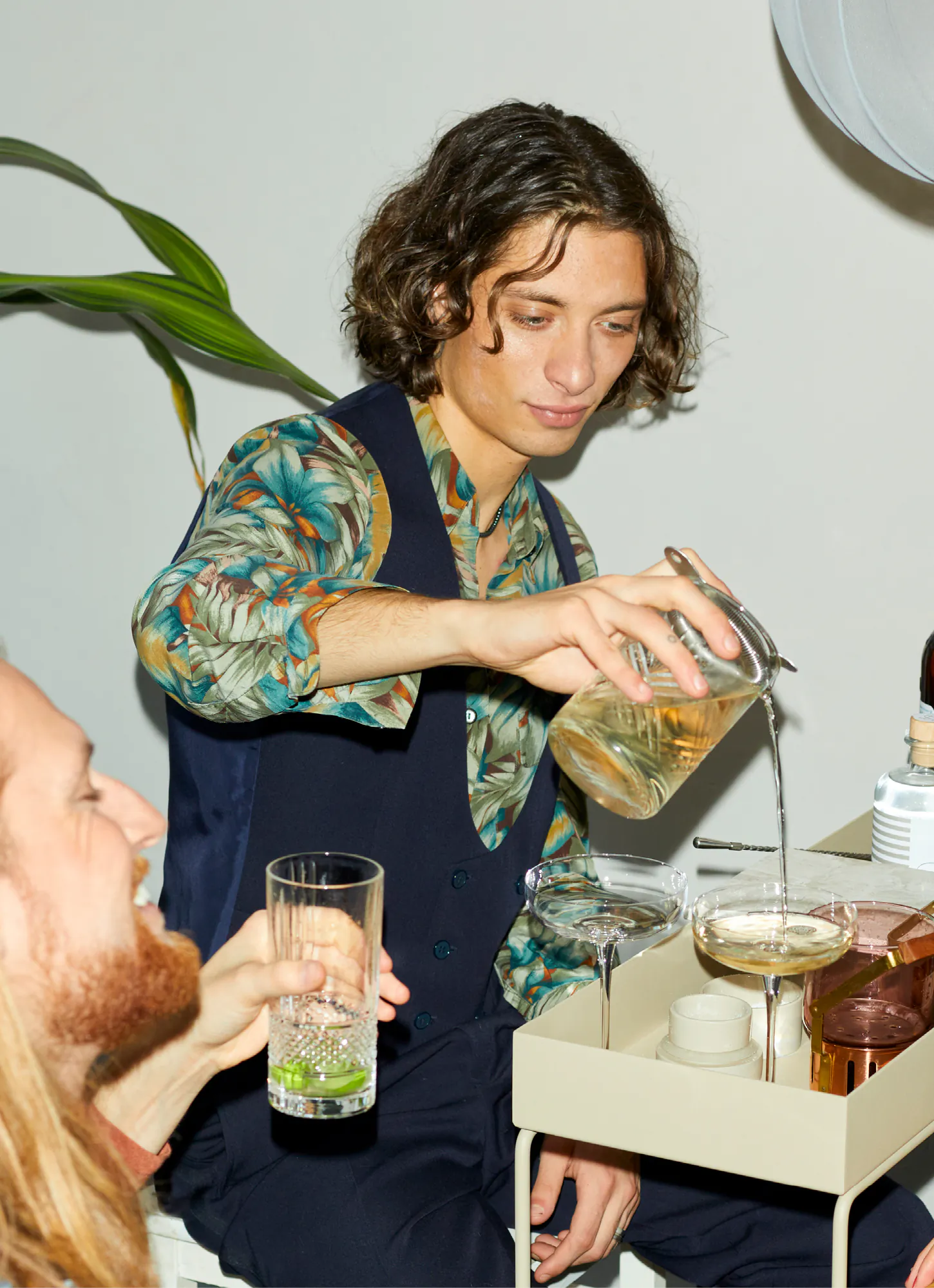 Editorial Lookbook-Shot einer Cocktail-Zubereitung für den digitalen Markenauftritt
