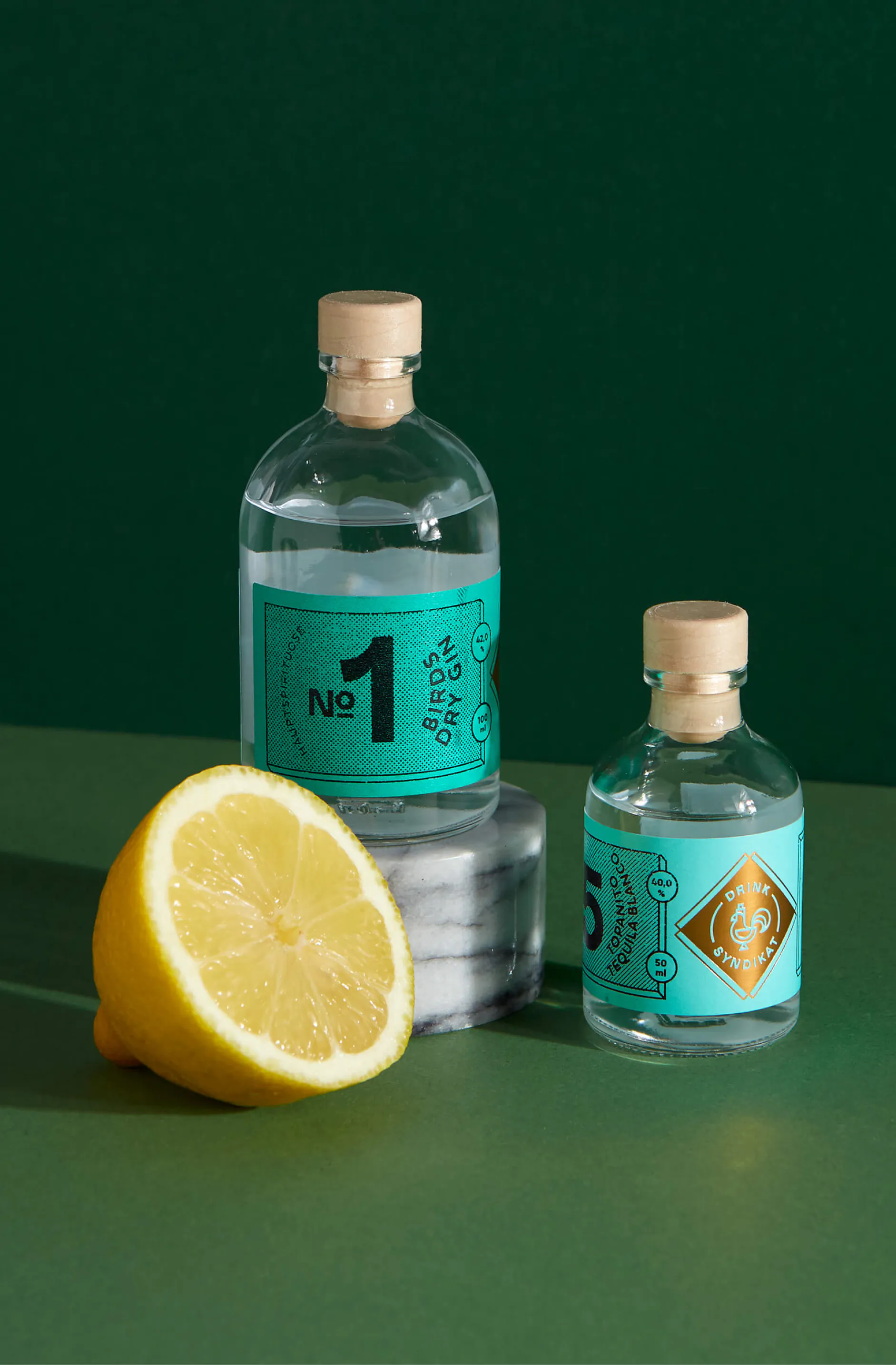 Produkt-Staging der nummerierten Spirituosen-Flakons und Etikettendesigns