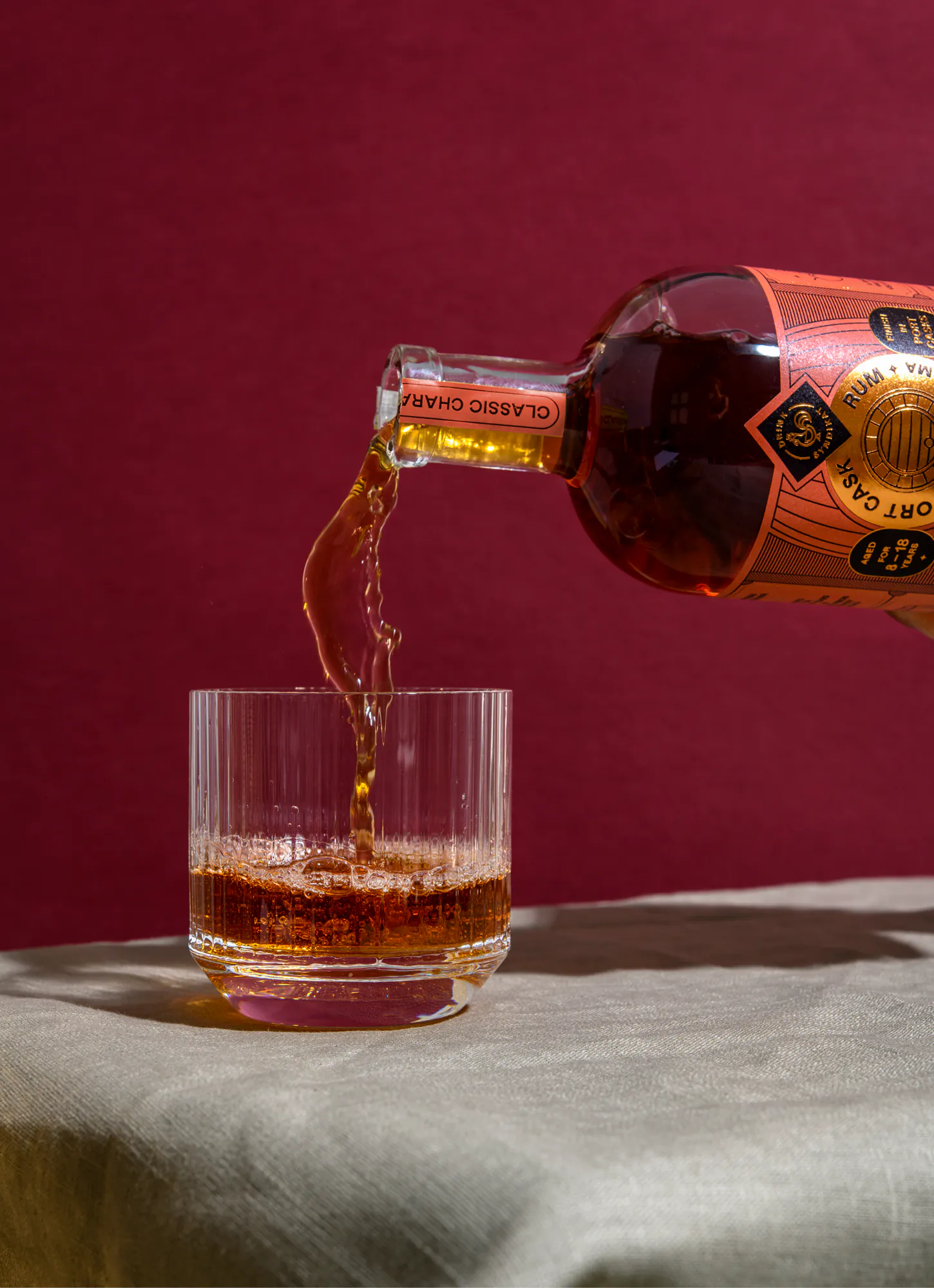 Cocktail-Zubereitung beim Eingießen