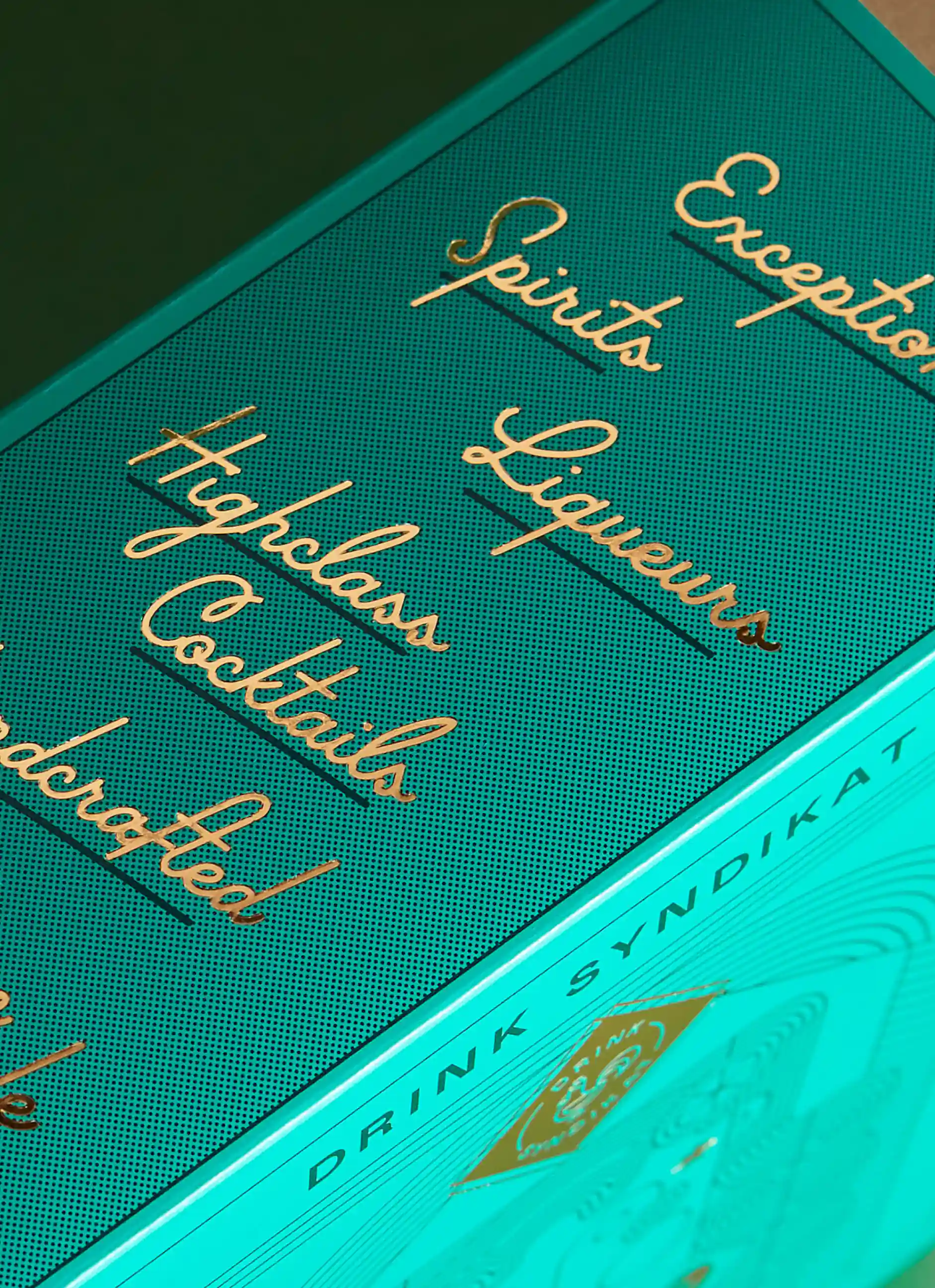 Typografische Detailaufnahme der goldenen Heißfolienprägung auf dem Packaging