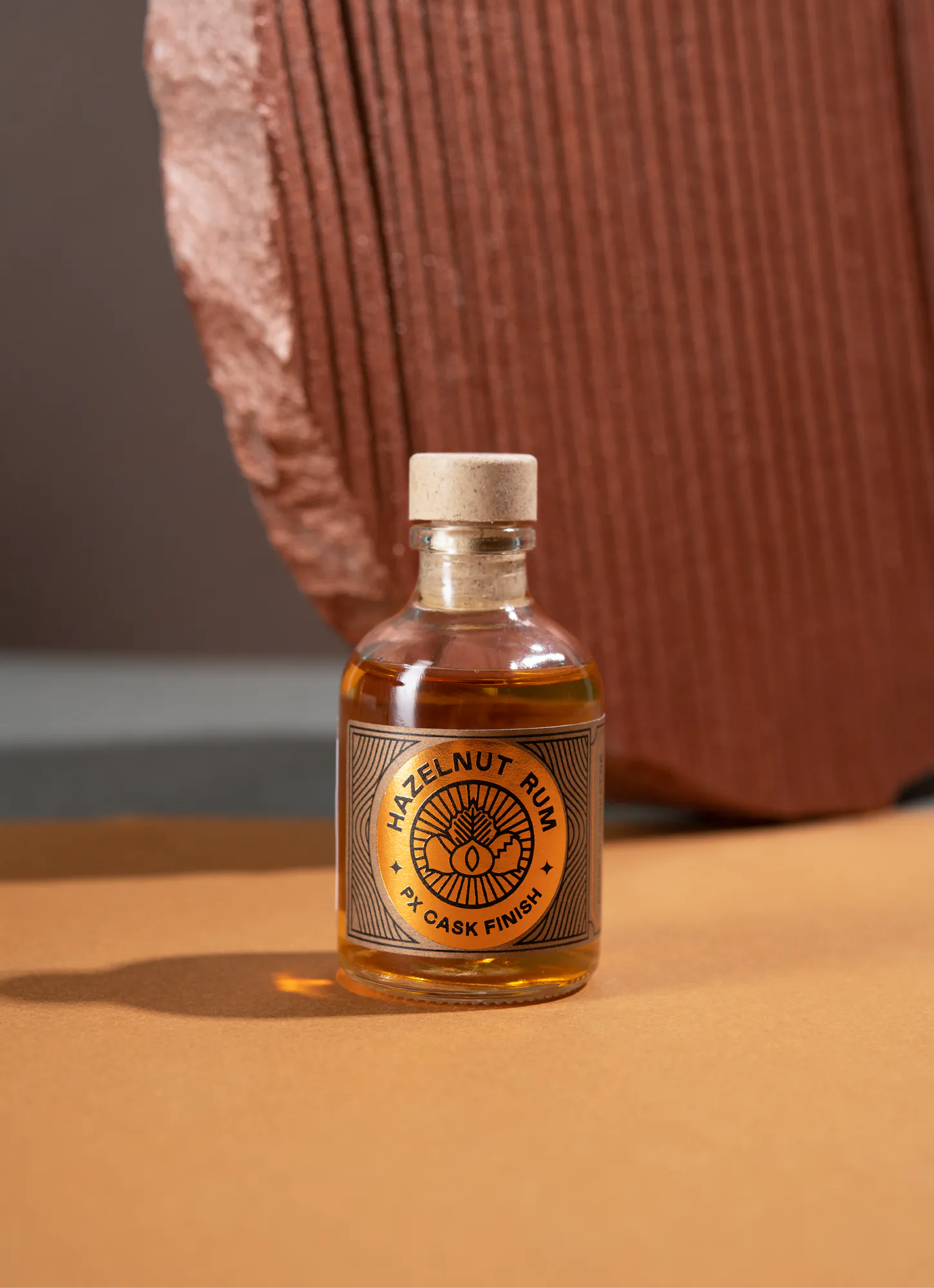 Kleine Probierflasche des „Hazelnut Rum“