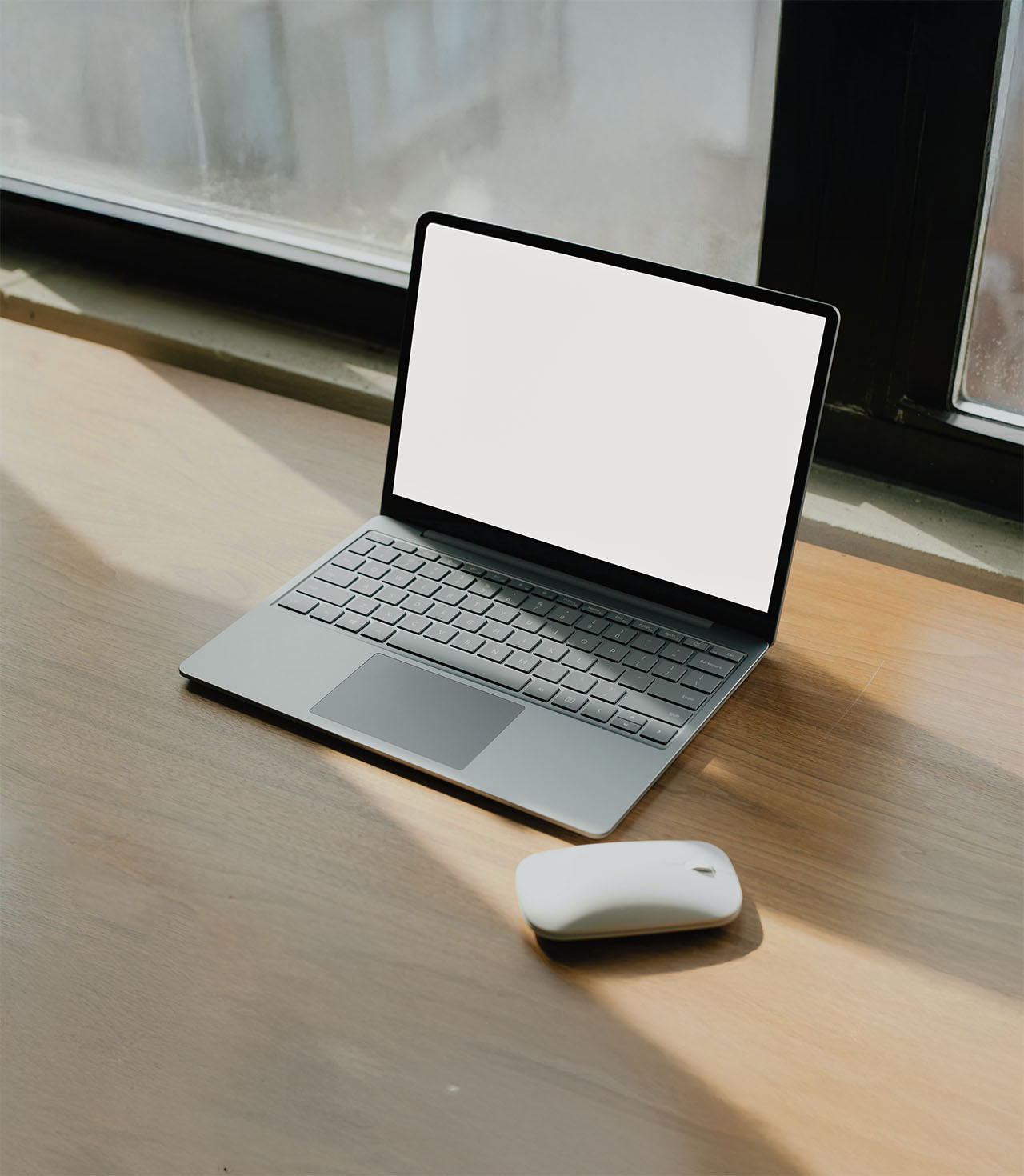 Laptop-Mockup mit Maus und Screen blank