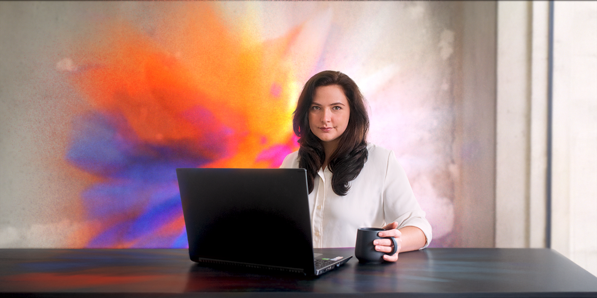 Selbstportrait von Lisa Gawenda mit Laptop und Kaffeetasse, abstraktes Farbspiel