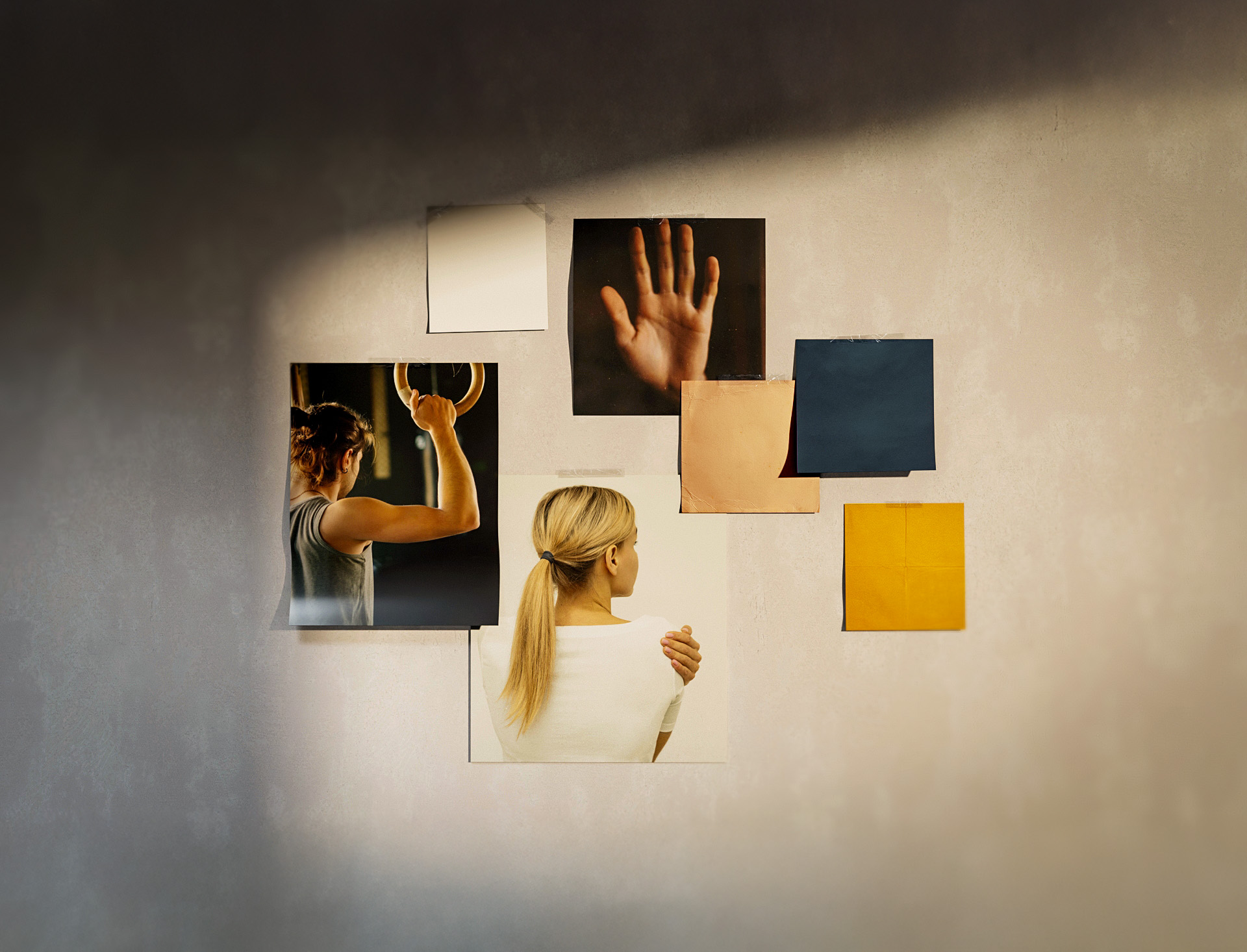 Branding Moodboard für Dr. Eigenschink von Lisa Gawenda, Farbproben und ausgedruckte Bilder an einer Wand arrangiert