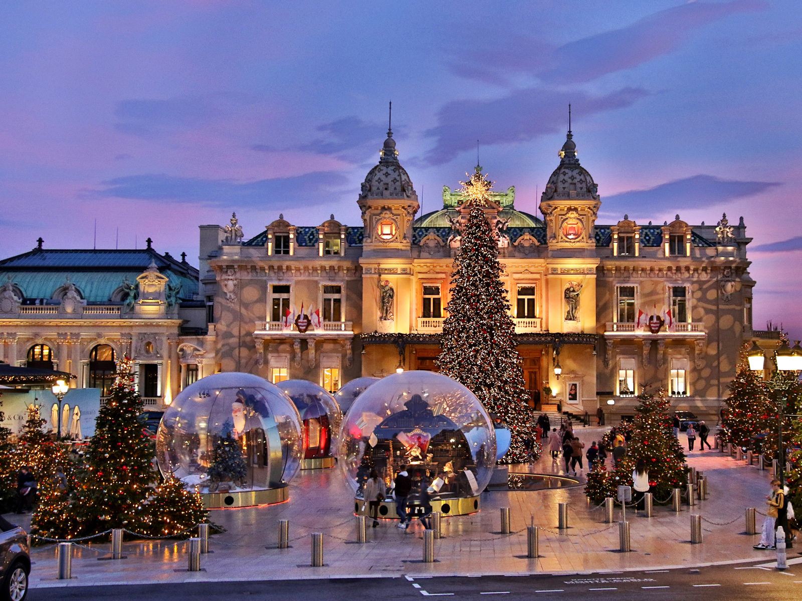 Let it snow globe, Let it snow globe events, Giant display globes