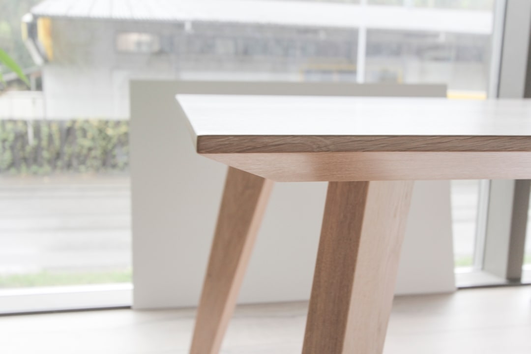 Massivholztisch aus hellem Holz gefertigt.