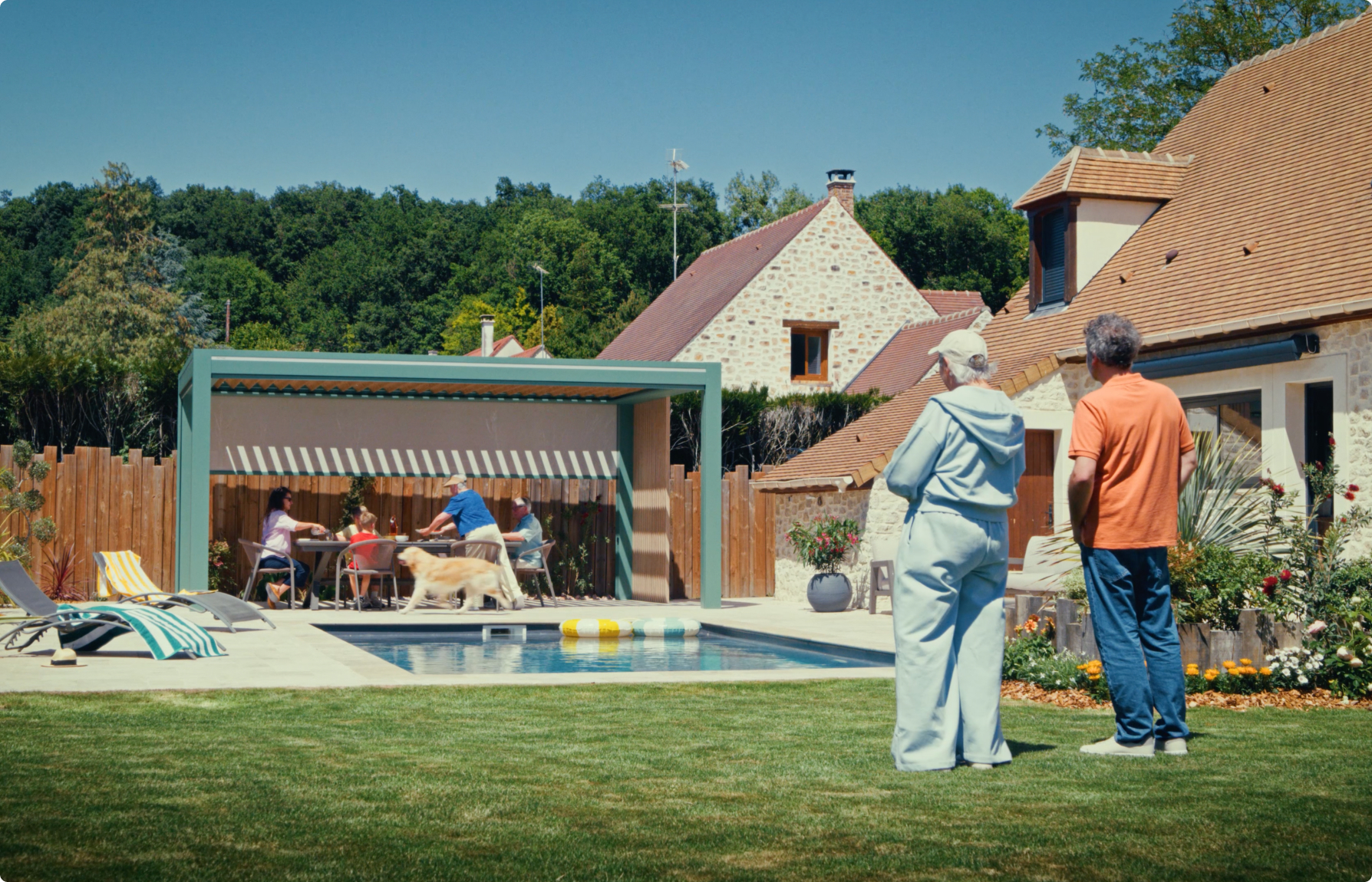 Campagne TV Daniel Moquet : couple devant une maison avec piscine