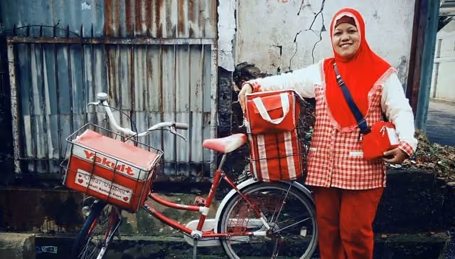 Yakult Lady keliling door to door