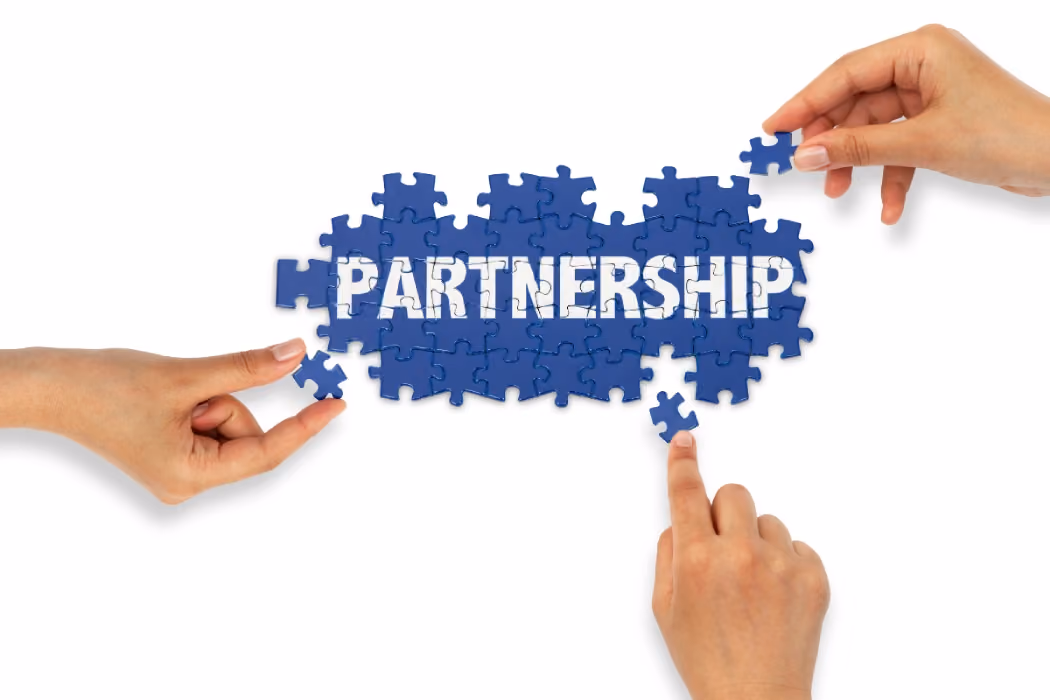 cara meningkatkan brand awareness yakni dengan menjalin partnership