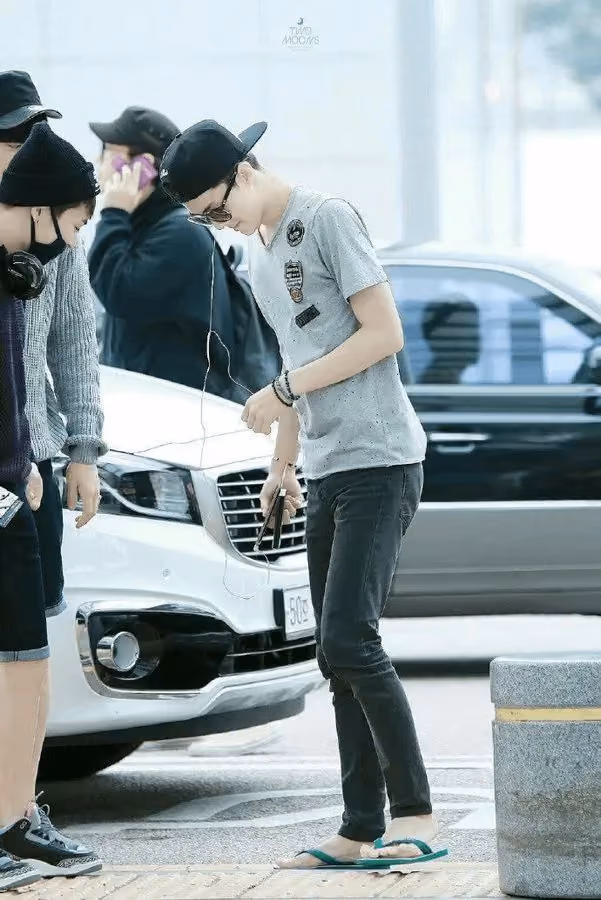 Sandal Swallow dipakai Sehun EXO