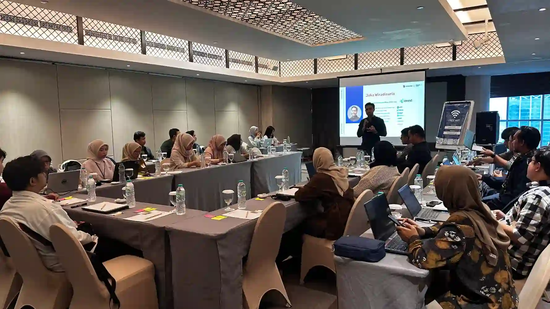 Perbedaan staff dan karyawan