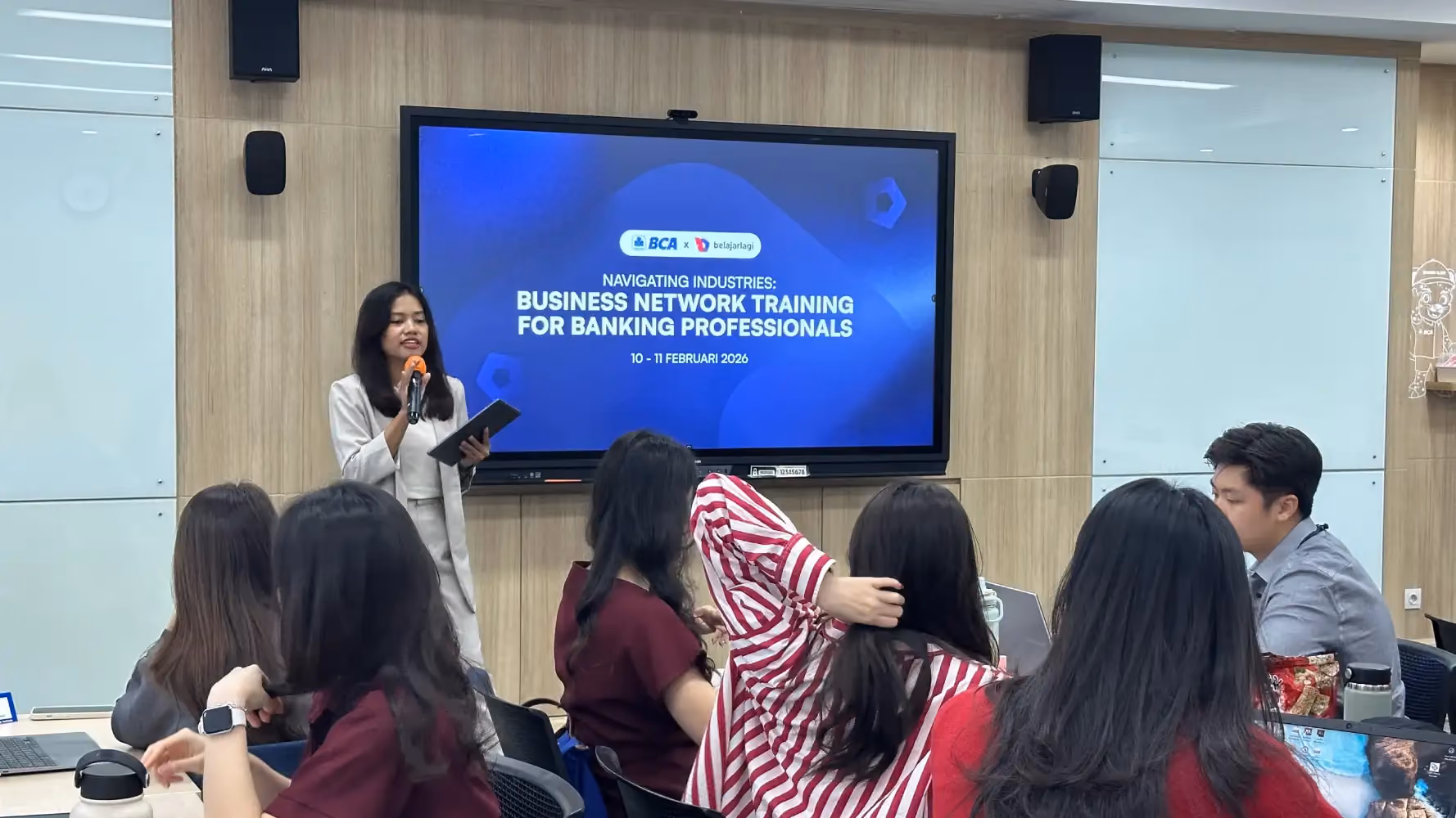 peserta MDP BCA mendapatkan pelatihan dari Belajarlagi yang dirancang untuk meningkatkan kemampuan business analysis dan business networking.
