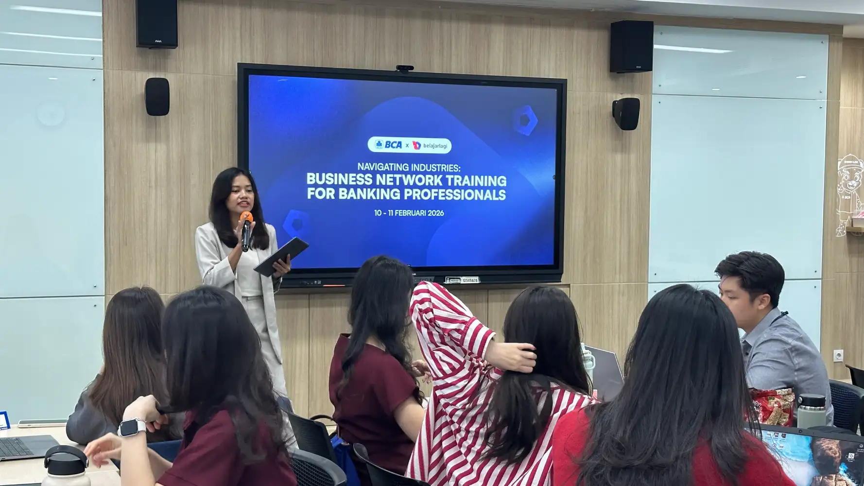 peserta MDP BCA mendapatkan pelatihan dari Belajarlagi yang dirancang untuk meningkatkan kemampuan business analysis dan business networking.