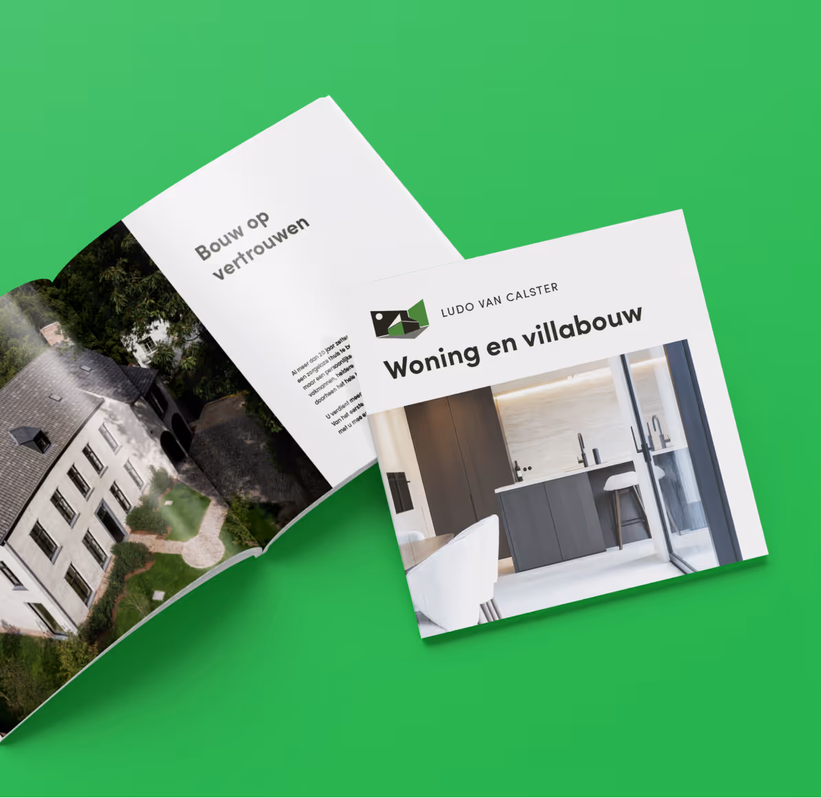 Open brochure op groene achtergrond met een moderne keuken op de voorkant. Luchtfoto van een groot huis met tuin op pagina's binnenin.