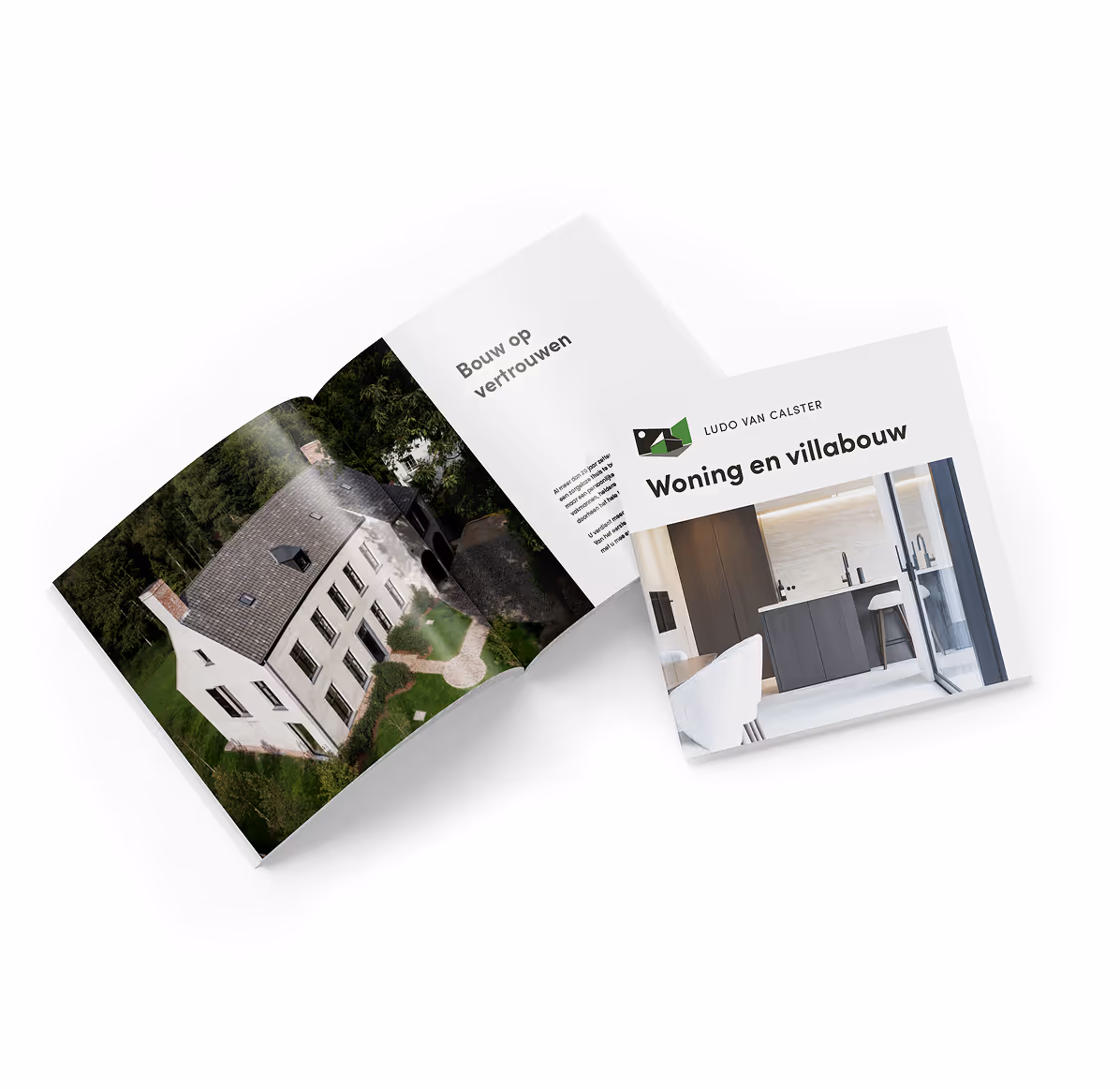 Open brochure met een moderne keuken op de voorkant. Luchtfoto van een groot huis met tuin op pagina's binnenin.