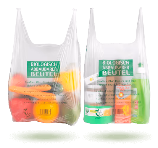 Två NATURAPACKAGING® nedbrytbara påsar fyllda med grönsaker och matvaror